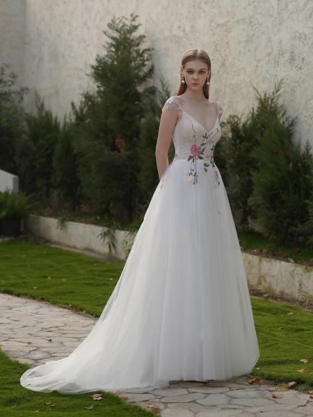 Romantisches Brautkleid mit floraler Stickerei & zarten Trägern SH-021